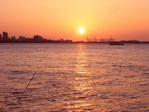 台湾の港に沈む夕日 — ストック写真