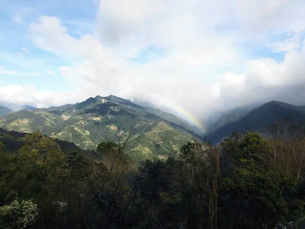 Arcobaleno Con Nuvoloso Sulle Montagne — Foto Stock