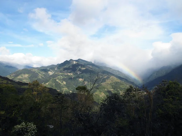 云雾笼罩群山的彩虹 — 图库照片