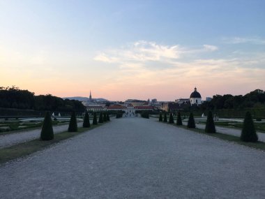 Avusturya, Viyana 'da gün batımında Aşağı Belvedere' nin tepeden görüntüsü