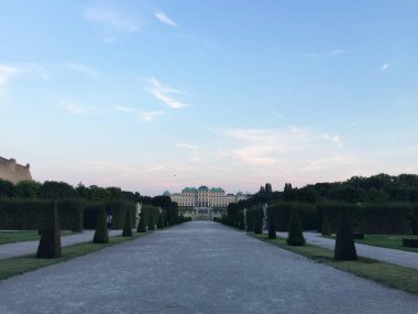 Avusturya, Viyana 'da gün batımında Yukarı Belvedere' nin tarihi binaları, barok sarayları