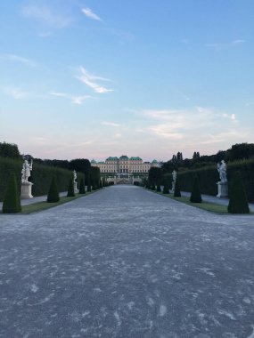 Avusturya, Viyana 'da gün batımında Yukarı Belvedere' nin tarihi binaları, barok sarayları