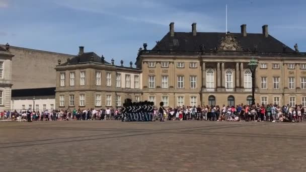 Kopenhag, Danimarka - 07 / 17 / 2019: Amalienborg 'daki nöbetçilerin değiştirilmesi — Stok video
