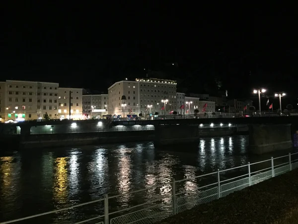 奥地利萨尔茨堡海滨城市夜景 — 图库照片