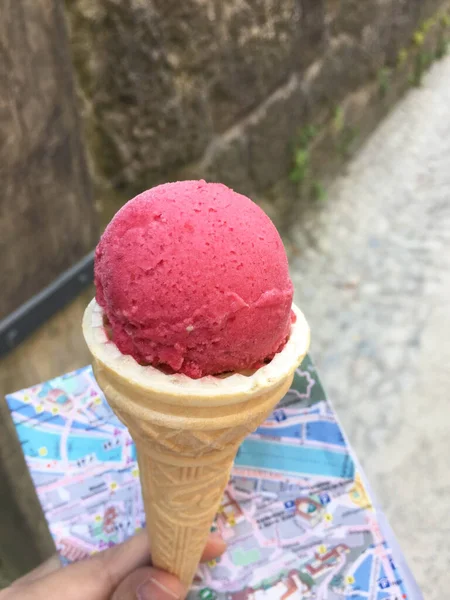 锥形冰淇淋中的冰淇淋 — 图库照片