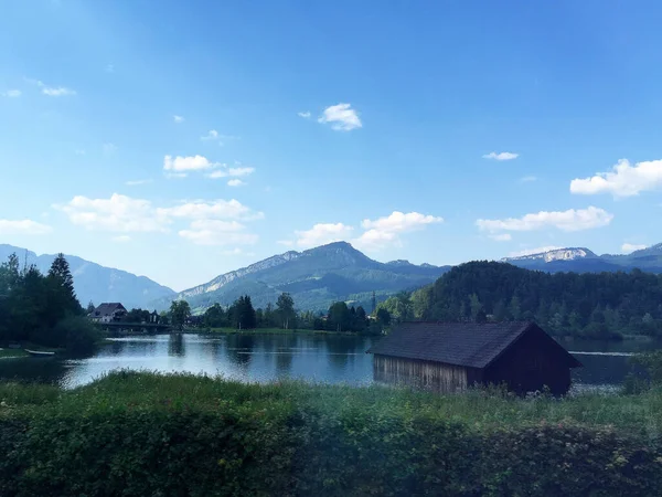 奥地利哈尔斯塔特的湖泊和山脉景观 — 图库照片