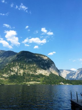 Yukarı Avusturya 'daki Hallstatt kıyı şeridi yakınındaki tahta köprü.