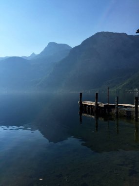 Yukarı Avusturya 'daki Hallstatt kıyı şeridi yakınındaki tahta köprü.