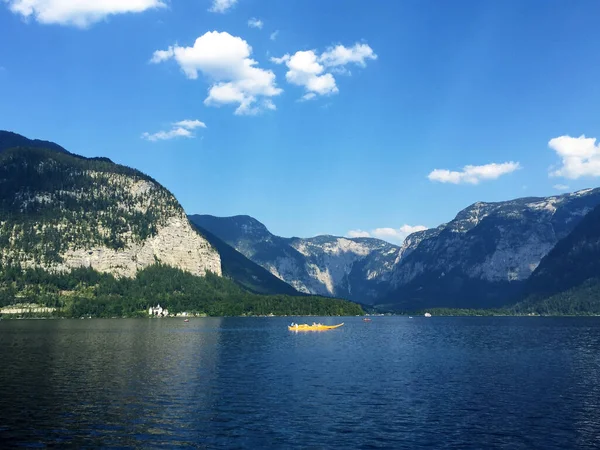 Paisagem Lago Montanhas Contra Céu Azul Dia Ensolarado Hallstatt Alta — Fotografia de Stock