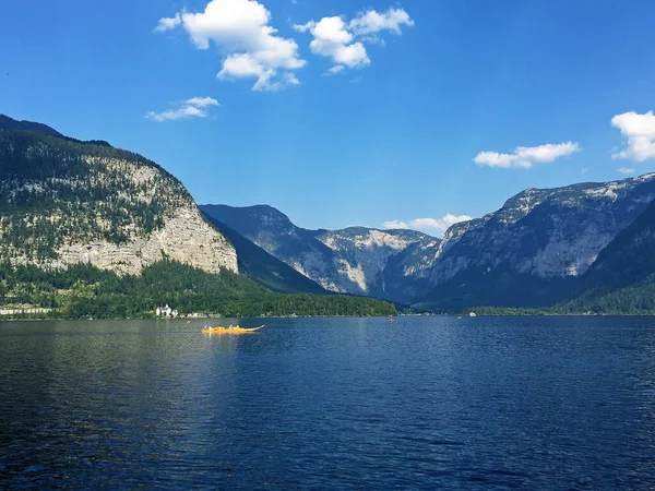 Paisagem Lago Montanhas Contra Céu Azul Dia Ensolarado Hallstatt Alta — Fotografia de Stock