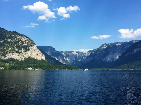 Paisagem Lago Montanhas Contra Céu Azul Dia Ensolarado Hallstatt Alta — Fotografia de Stock