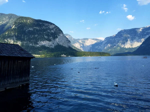 Yukarı Avusturya Hallstatt Güneşli Bir Günde Mavi Gökyüzüne Karşı Göl — Stok fotoğraf