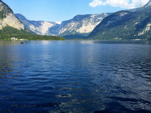 Paisagem Lago Montanhas Contra Céu Azul Dia Ensolarado Hallstatt Alta — Fotografia de Stock