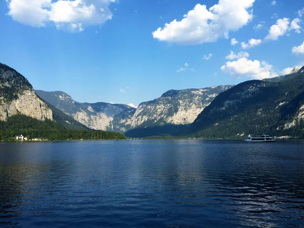 Paisagem Lago Montanhas Contra Céu Azul Dia Ensolarado Hallstatt Alta — Fotografia de Stock