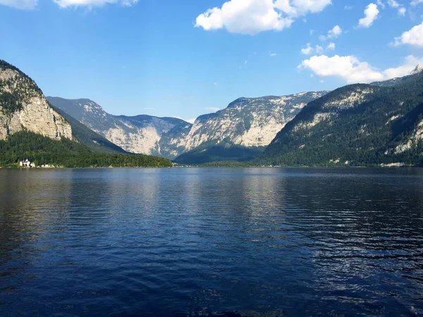 Paisagem Lago Montanhas Contra Céu Azul Dia Ensolarado Hallstatt Alta — Fotografia de Stock