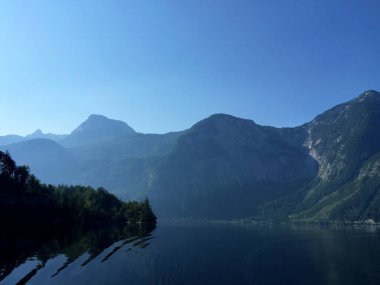 Yukarı Avusturya Hallstatt 'te sabah dağlarla birlikte göl.