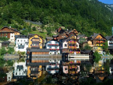 Avusturya 'nın kuzeyindeki Hallstatt' ta göl kenarında tepe manzarası