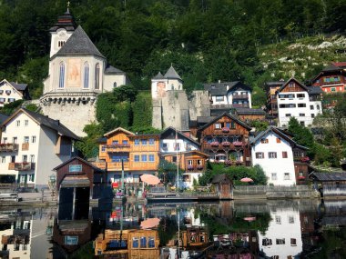 Avusturya 'nın kuzeyindeki Hallstatt' ta göl kenarında tepe manzarası
