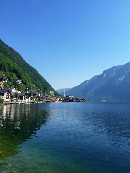 Vista Ciudad Con Colina Cerca Del Lago Hallstatt Alta Austria —  Fotos de Stock