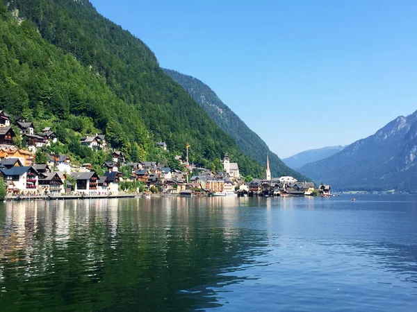 Vista Ciudad Con Colina Cerca Del Lago Hallstatt Alta Austria — Foto de Stock