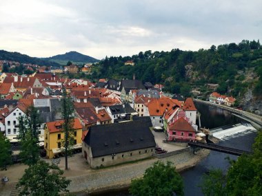 Çek Cumhuriyeti 'ndeki bir tepeden Cesky Krumlov' un manzarası