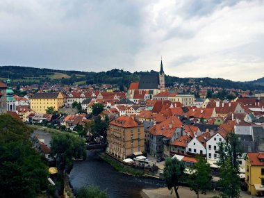 Çek Cumhuriyeti 'ndeki bir tepeden Cesky Krumlov' un manzarası
