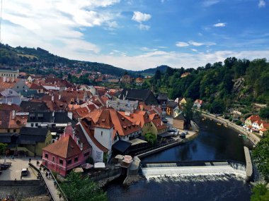 Çek Cumhuriyeti 'ndeki bir tepeden Cesky Krumlov' un manzarası