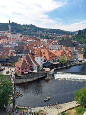 Çek Cumhuriyeti 'ndeki bir tepeden Cesky Krumlov' un manzarası