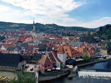 Çek Cumhuriyeti 'ndeki bir tepeden Cesky Krumlov' un manzarası