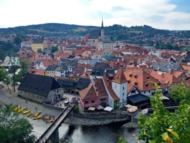 Çek Cumhuriyeti 'ndeki bir tepeden Cesky Krumlov' un manzarası