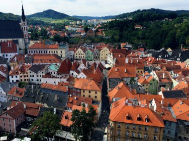 Çek Cumhuriyeti 'ndeki bir tepeden Cesky Krumlov' un manzarası