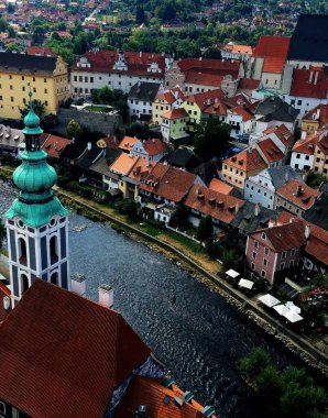 Çek Cumhuriyeti 'ndeki bir tepeden Cesky Krumlov' un manzarası