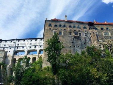 Cesky Krumlov kalesi ve Çek Cumhuriyeti 'ndeki Pelerin Köprüsü manzarası