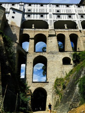 Çek Cumhuriyeti 'ndeki Cesky Krumlov şatosunun Pelerin Köprüsü