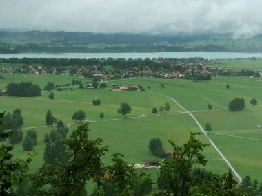 Almanya 'nın Münih şehrinde bulutlu bir günde vadi manzarası