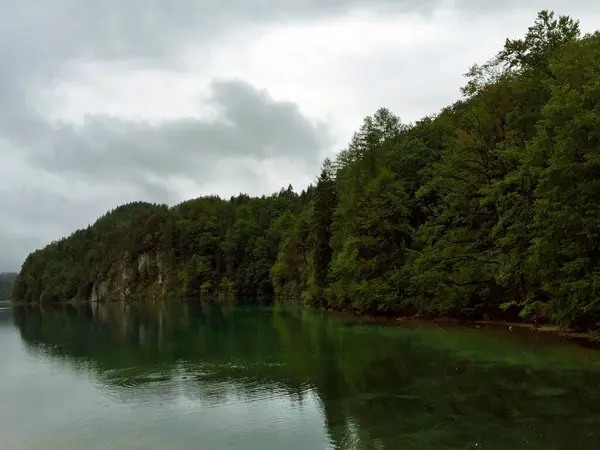 Jezero Hory Oblačném Dni Mnichově Německo — Stock fotografie