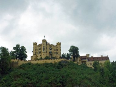 Almanya 'nın Bavyera şehrinde bulutlu bir günde Hohenschwangau Kalesi