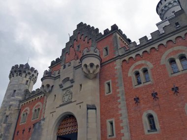 Almanya 'nın Bavyera şehrinde bulutlu bir günde Neuschwanstein Kalesi