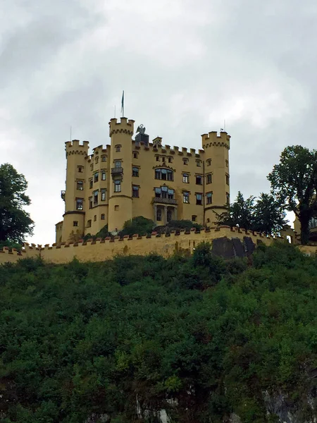 Almanya 'nın Bavyera şehrinde bulutlu bir günde Hohenschwangau Kalesi