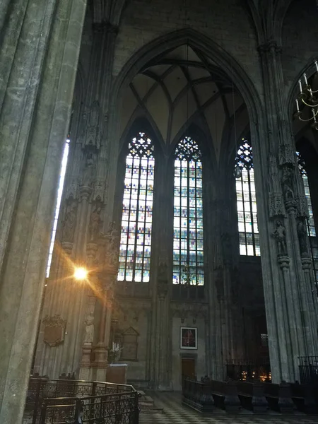 位于奥地利维也纳的新哥特式教堂Votive Church的内部 — 图库照片