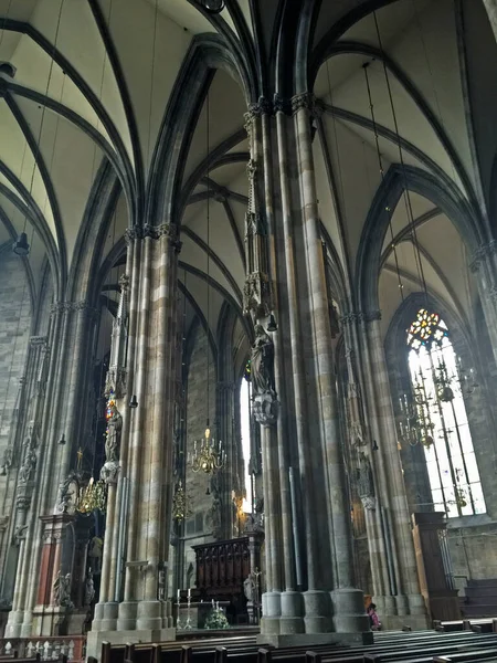 位于奥地利维也纳的新哥特式教堂Votive Church的内部 — 图库照片