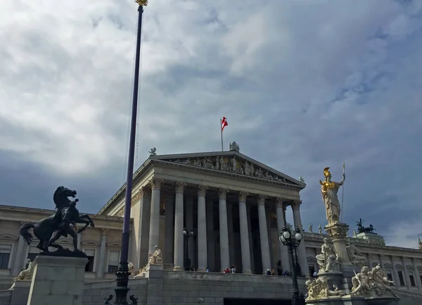 Здание Австрийского Парламента Вене — стоковое фото