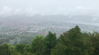 Zürih İsviçre 'de yağmurlu bir günde dağlardan manzara