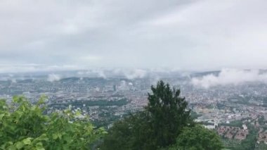 Zürih İsviçre 'de yağmurlu bir günde dağlardan manzara