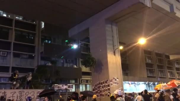 Mong Kok, Hong Kong - 09 / 02 / 2019 : les manifestants se sont rassemblés devant le poste de police de Mong Kok alors qu'un affrontement tendu se développait — Video