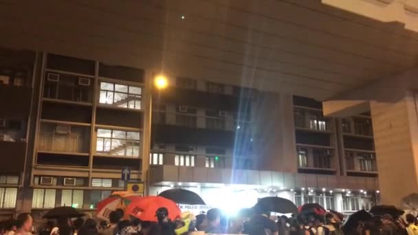 Mong Kok, Hong Kong - 09 / 02 / 2019: manifestantes se han reunido frente a la estación de policía de Mong Kok mientras se desarrollaba un tenso enfrentamiento — Vídeo de stock