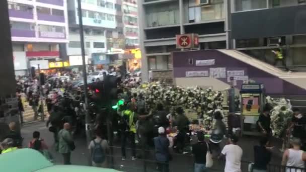 Mong Kok, Hongkong - 09 / 06 / 2019: Rückzug der Bereitschaftspolizei, wenn Journalisten anrücken — Stockvideo