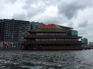 Bulutlu bir günde nehir manzarası, Amsterdam, Kuzey Hollanda, Hollanda