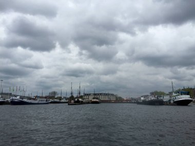 Bulutlu bir günde nehir manzarası, Amsterdam, Kuzey Hollanda, Hollanda