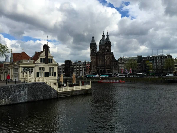 Pohled Řeku Městě Oblačného Dne Amsterdam Severní Holandsko Nizozemsko — Stock fotografie